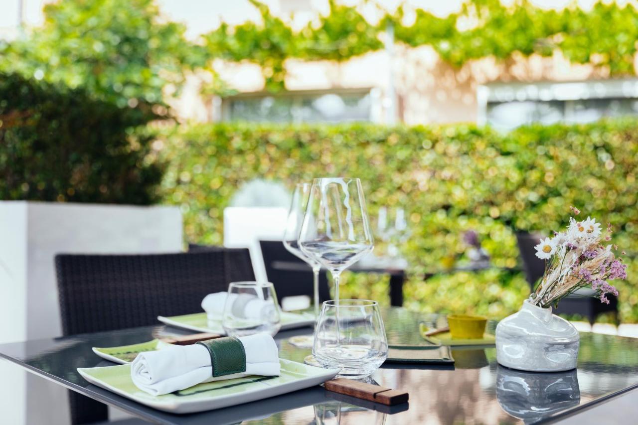 Le Carre D'Alethius Logis Hotel Restaurant Charmes-sur-Rhone Eksteriør bilde