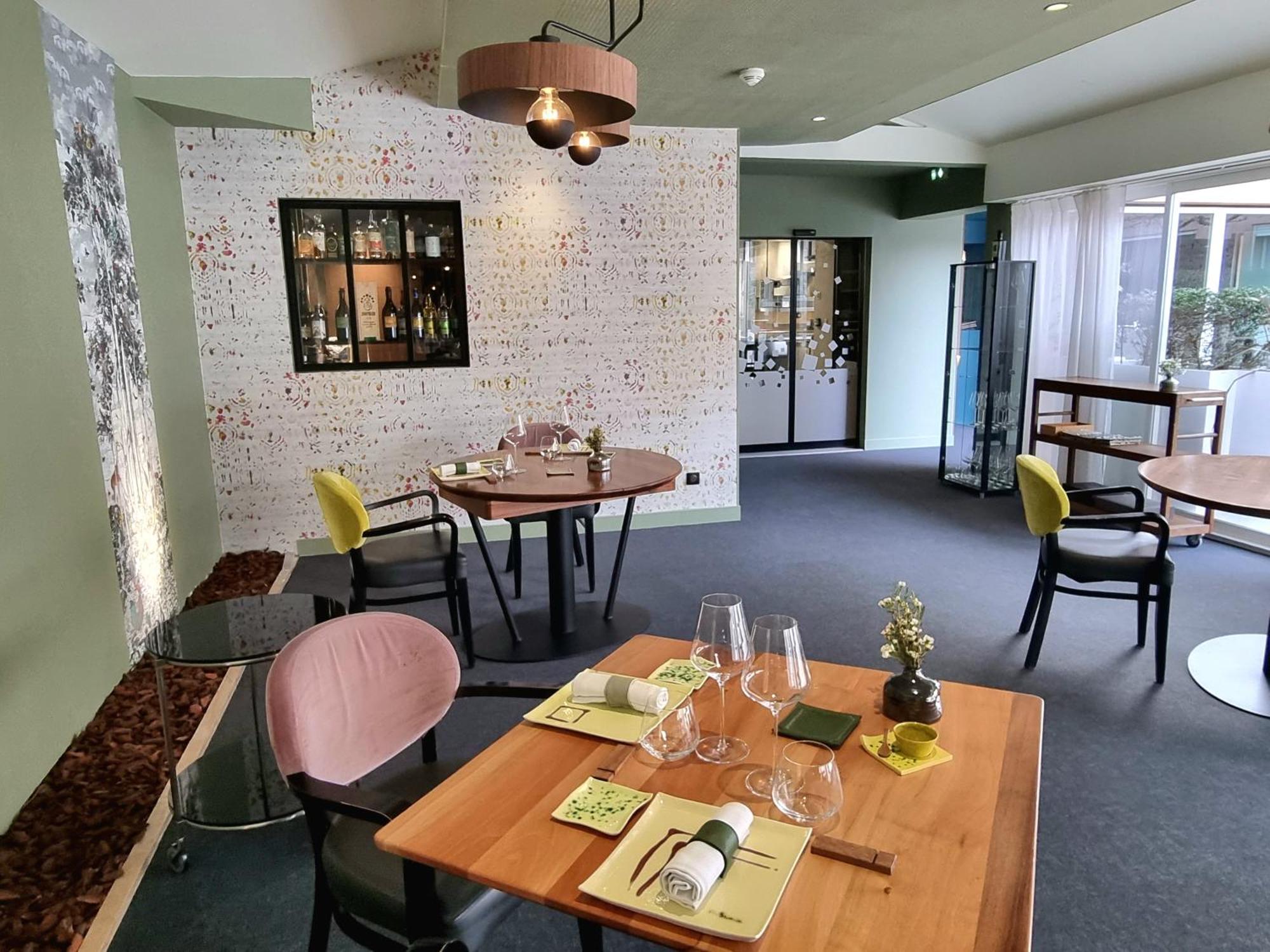 Le Carre D'Alethius Logis Hotel Restaurant Charmes-sur-Rhone Eksteriør bilde
