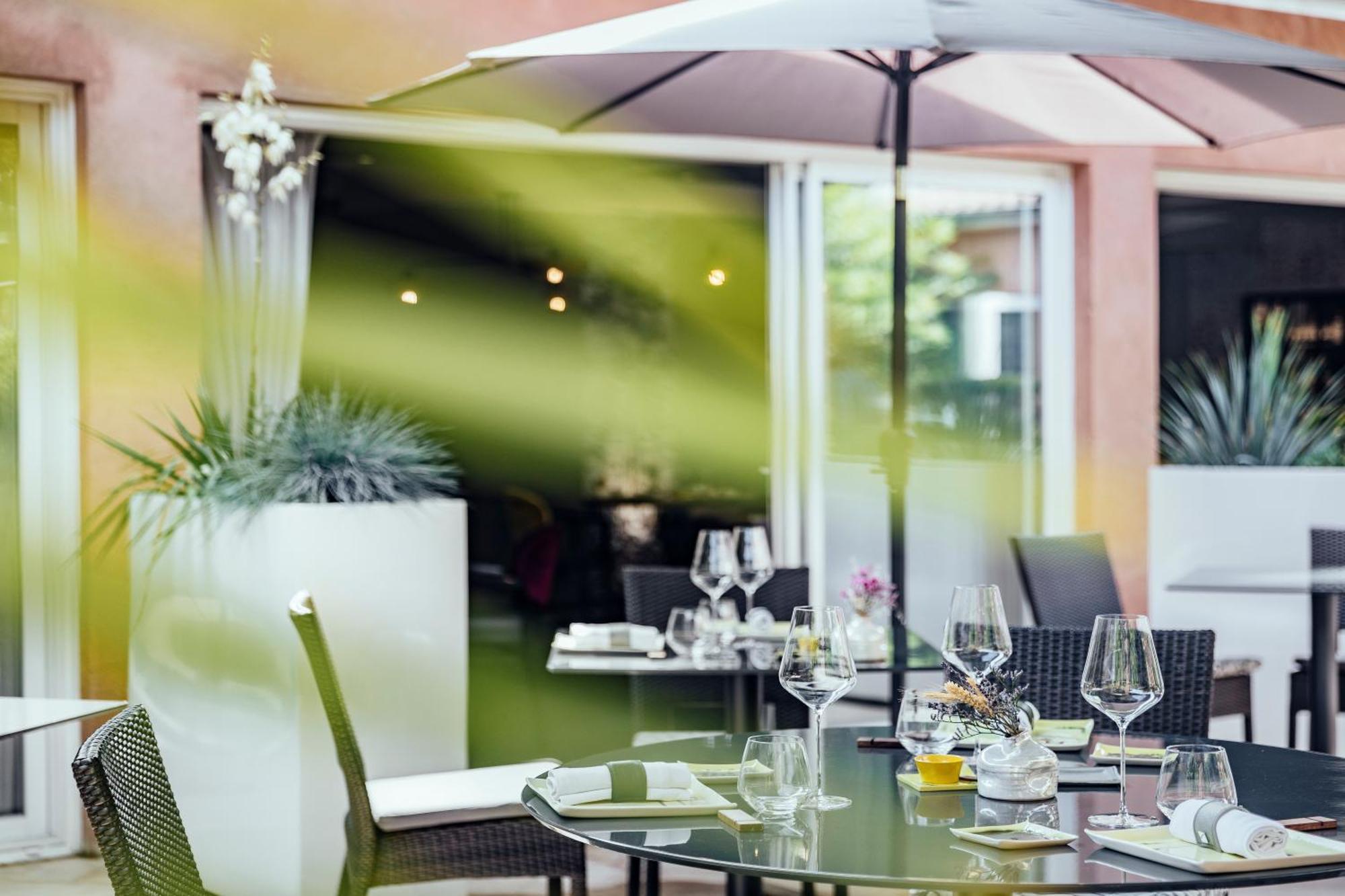 Le Carre D'Alethius Logis Hotel Restaurant Charmes-sur-Rhone Eksteriør bilde
